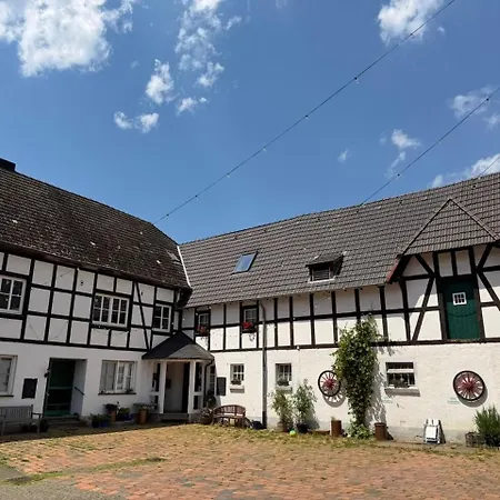 Familienfreundliches Ferien-apartment Auf Burg Hausen Apartman