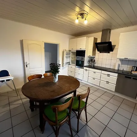 Familienfreundliches Ferien-apartment Auf Burg Hausen